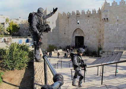 الاحتلال يغلق باب العامود وعدة أحياء في القدس الأحد