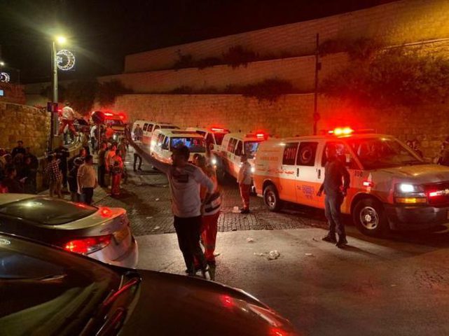 الاحتلال يمنع الطواقم الطبية من إسعاف المصابين بالقدس المحتلة