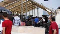 مواطنون يعبرون حاجز قلنديا باتجاه القدس لأداء صلاة الجمعة الأخيرة من رمضان في المسجد الأقصى