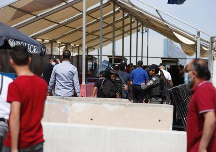 مواطنون يعبرون حاجز قلنديا تجاه المسجد الأقصى لأداء صلاة الجمعة