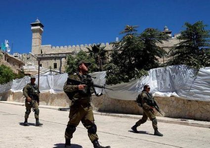 الاحتلال يعتقل فتاة وشابا من الخليل