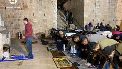 مقدسيون يؤدون صلاة التراويح أمام مصلى باب الرحمة