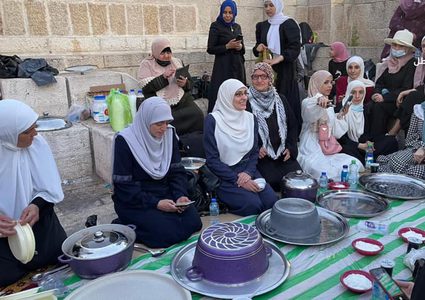 إفطار المبعدين عن المسجد الأقصى المبارك في طريق المجاهدين بالقدس