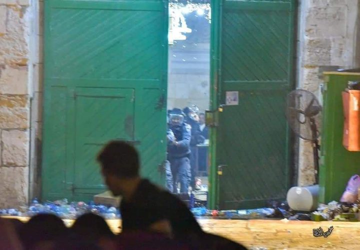 اعتداءات قوات الاحتلال الهمجية بحق المصلين في المسجد الأقصى