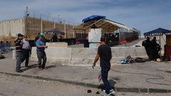 مواطنون يعبرون حاجز قلنديا باتجاه القدس لأداء صلاة الجمعة الأخيرة من رمضان في المسجد الأقصى