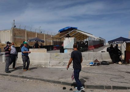 مواطنون يعبرون حاجز قلنديا تجاه المسجد الأقصى لأداء صلاة الجمعة