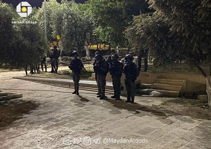 مقدسيون يؤدون صلاة التراويح أمام مصلى باب الرحمة
