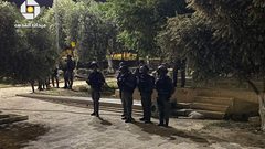 مقدسيون يؤدون صلاة التراويح أمام مصلى باب الرحمة