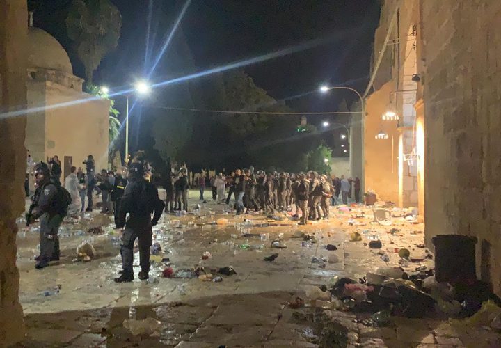 اعتداءات قوات الاحتلال الهمجية بحق المصلين في المسجد الأقصى