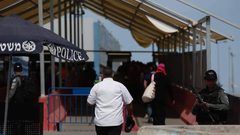 مواطنون يعبرون حاجز قلنديا باتجاه القدس لأداء صلاة الجمعة الأخيرة من رمضان في المسجد الأقصى