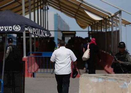 مواطنون يعبرون حاجز قلنديا باتجاه القدس لأداء صلاة الجمعة الأخيرة من رمضان في المسجد الأقصى