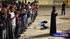 مقدسيون يؤدون صلاة التراويح أمام مصلى باب الرحمة