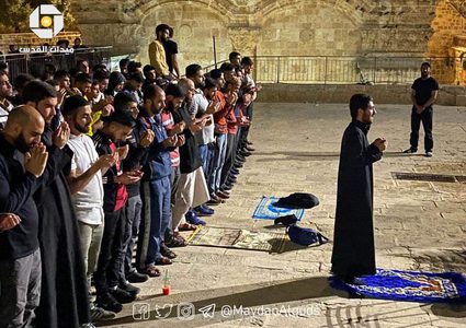 مقدسيون يؤدون صلاة التراويح أمام مصلى باب الرحمة