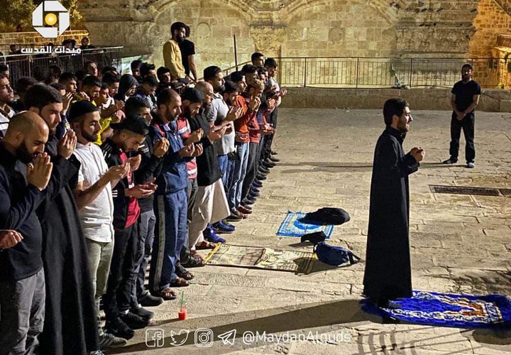 مقدسيون يؤدون صلاة التراويح أمام مصلى باب الرحمة