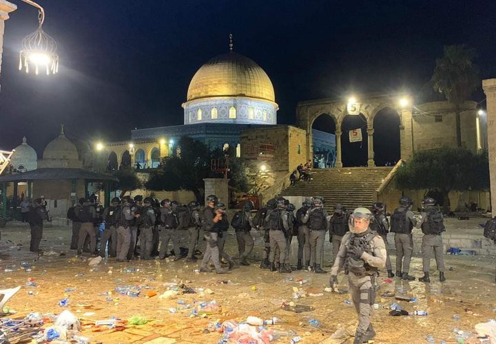 اعتداءات قوات الاحتلال الهمجية بحق المصلين في المسجد الأقصى