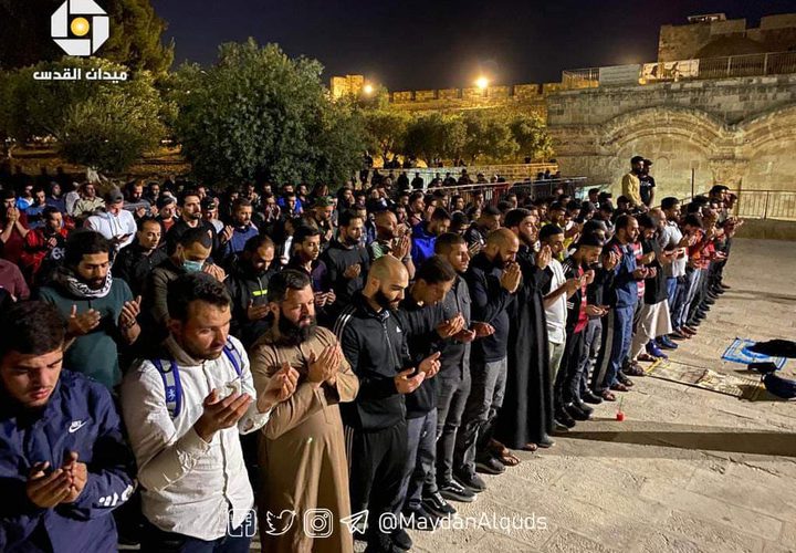 مقدسيون يؤدون صلاة التراويح أمام مصلى باب الرحمة