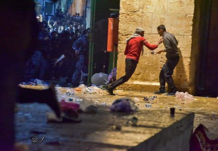 اعتداءات قوات الاحتلال الهمجية بحق المصلين في المسجد الأقصى
