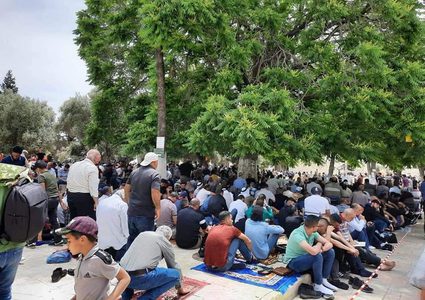 ‎الآلاف يؤدون صلاة الجمعة الأخيرة من شهر رمضان في المسجد الأقصى