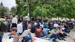 ‎الآلاف يؤدون صلاة الجمعة الأخيرة من شهر رمضان في المسجد الأقصى