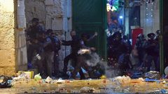 اعتداءات قوات الاحتلال الهمجية بحق المصلين في المسجد الأقصى