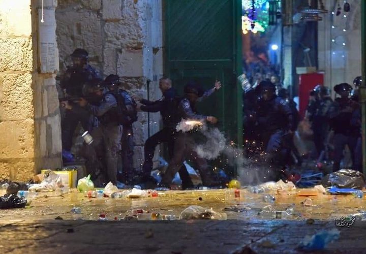 اعتداءات قوات الاحتلال الهمجية بحق المصلين في المسجد الأقصى