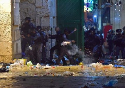 اعتداءات قوات الاحتلال الهمجية بحق المصلين في المسجد الأقصى