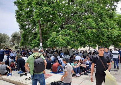 ‎الآلاف يؤدون صلاة الجمعة الأخيرة من شهر رمضان في المسجد الأقصى