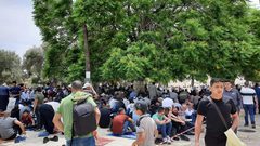 ‎الآلاف يؤدون صلاة الجمعة الأخيرة من شهر رمضان في المسجد الأقصى