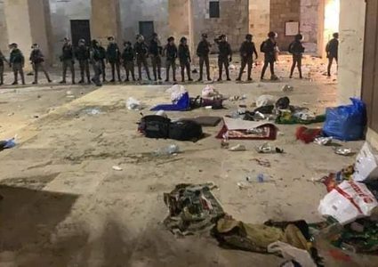 اعتداءات قوات الاحتلال الهمجية بحق المصلين في المسجد الأقصى