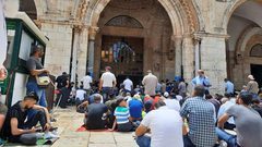 ‎الآلاف يؤدون صلاة الجمعة الأخيرة من شهر رمضان في المسجد الأقصى