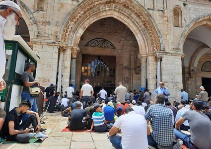 ‎الآلاف يؤدون صلاة الجمعة الأخيرة من شهر رمضان في المسجد الأقصى