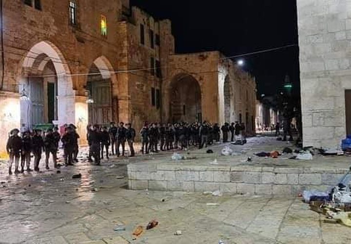 اعتداءات قوات الاحتلال الهمجية بحق المصلين في المسجد الأقصى