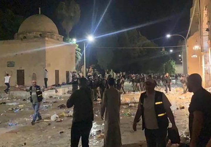 اعتداءات قوات الاحتلال الهمجية بحق المصلين في المسجد الأقصى