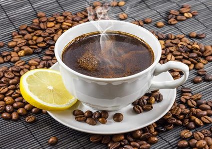 إضافة الليمون إلى القهوة تضاعف فائدتها