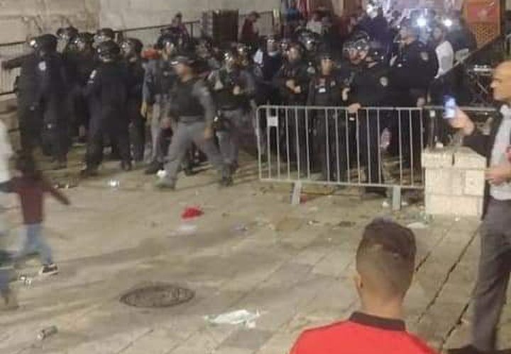 اعتداءات قوات الاحتلال الهمجية بحق المصلين في المسجد الأقصى