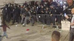 اعتداءات قوات الاحتلال الهمجية بحق المصلين في المسجد الأقصى