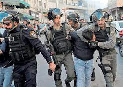 الاحتلال يعتقل مواطنين أحدهما مصاب من حي الشيخ جراح بالقدس