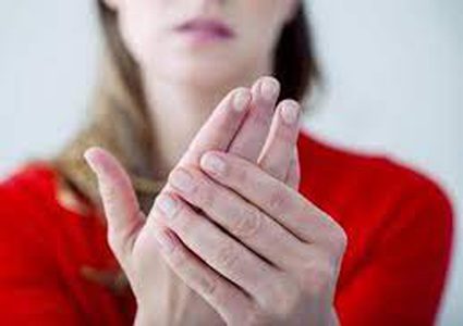 إلى ماذا تشير برودة اليدين؟