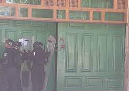 الاحتلال يغلق المصلى القبلي ويمنع الأطباء من الوصول للمصابين