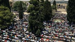 نقل شعائر صلاة الجمعة الأخيرة من شهر رمضان في المسجد الأقصى