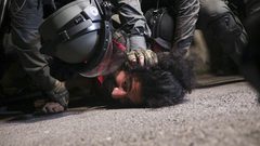الاتحاد الأوروبي يدعو لوقف العنف ضد المصلين في المسجد الأقصى