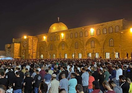 90 ألف مصلٍ يحيون ليلة القدر في المسجد الأقصى المبارك