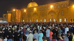 90 ألف مصلٍ يحيون ليلة القدر في المسجد الأقصى المبارك