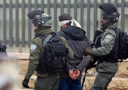 طولكرم:قوات الاحتلال تعتقل شابا من شويكة وتداهم منزل شهيد