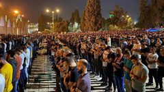 90  الف مصل يؤدون صلاة التراويح ويحيون ليلة القدر في المسجد الأقصى المبارك