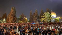 90  الف مصل يؤدون صلاة التراويح ويحيون ليلة القدر في المسجد الأقصى المبارك