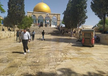 تهيئة وتنظيف ساحات المسجد الأقصى لاستقبال المصلين والمعتكفين لليلة 27 رمضان .