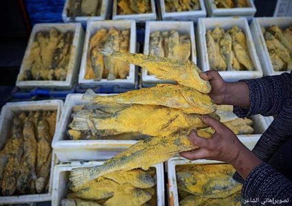 "الفسيخ" يزين أسواق خانيونس قبيل عيد الفطر