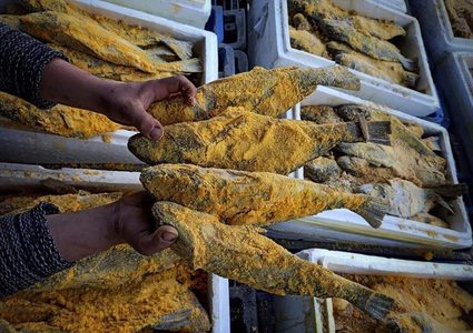 "الفسيخ" يزين أسواق خانيونس قبيل عيد الفطر