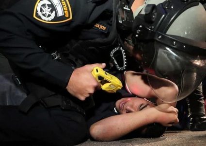 شرطة الاحتلال تقمع المعتصمين في حي الشيخ جراح